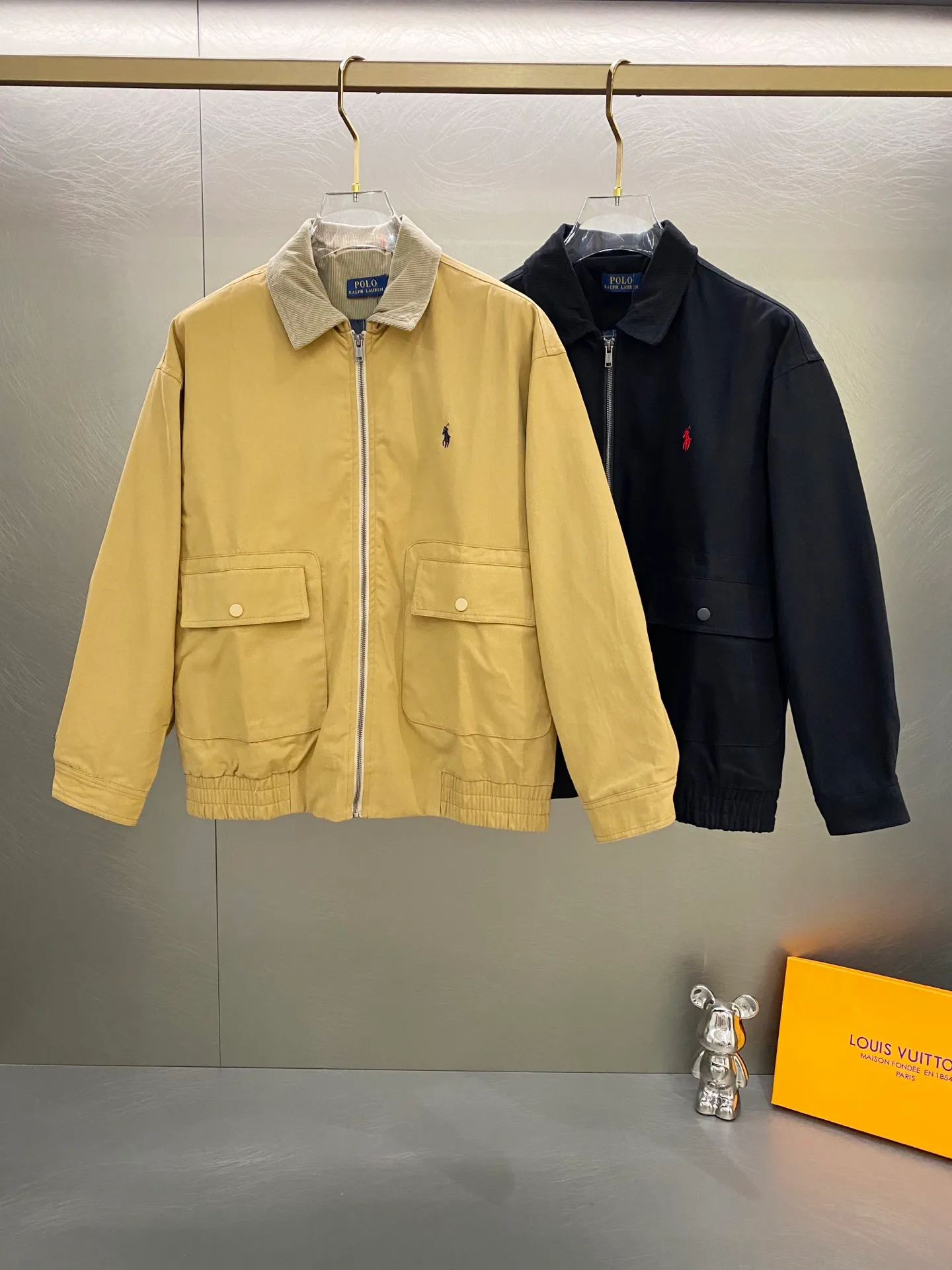 P410 RALPH LAUREN / Ralph Lauren 25 new spring work jacket. Purchase the original sample. The version is three-dimensional and stylish. It adopts multi-functional pocket design, British retro style, simple yet stylish. The pony embroidery on the chest is full and exquisite, retro but not outdated. The corduroy collar, cuffs and placket design, the upper body is full of work wear style!  Original molded custom zipper, original three-label, hangtag, and scannable QR code!  Color: Khaki, Black Size: S / M / L / XL Bust: 130 / 134 / 138 / 142 Length: 70 / 72 / 74 / 76 Shoulder Width: 59.2 / 60.4 / 61.6 / 62.8 Sleeve Length: 53 / 54 / 55 / 56